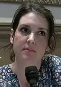 Melanie Lynskey olhando para a direita