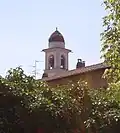 A torre da igreja.