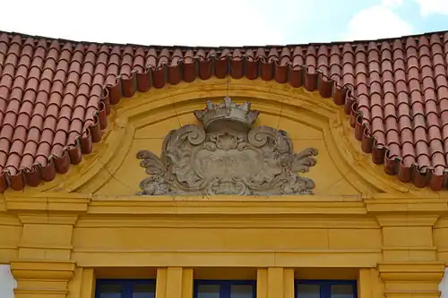 Fachada principal: pormenor do tímpano