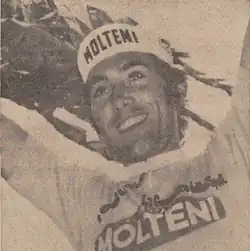 Foto do vencedor do evento no momento da comemoração