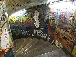 Escadas que levam às plataformas antes da renovação de 2006. As decorações foram cobertas com grafites.