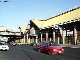 Exterior da Estação Deportivo Oceanía da Linha B.