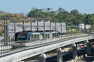Trem operando em um trecho elevado da linha.