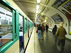 Trem MF 67 na plataforma.