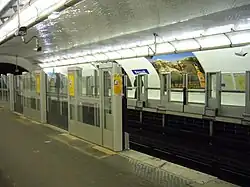 Obras de instalação das portas de plataforma em março de 2009.