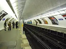 Obras de instalação das portas de plataforma em fevereiro de 2009.