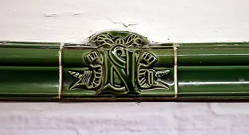 Detalhe de um quadro publicitário em faiança.