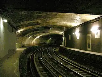 As plataformas da estação em curva, abandonada.