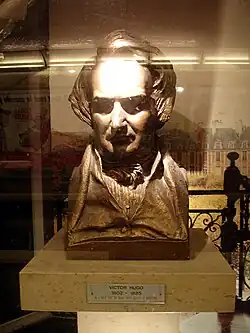 O busto de Victor Hugo.