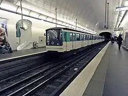 A chegada de um MF 67 na estação da linha 3.
