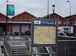 Uma entrada da estação em dezembro de 2012.