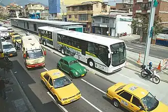 Um dos ônibus articulados que operam no sistema.
