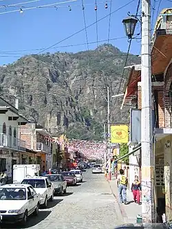 Imagem colorida de uma montanha vista de uma cidade