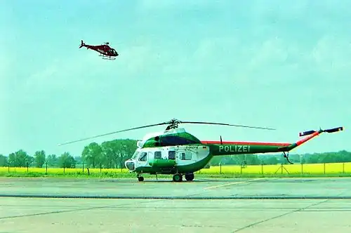 Produtos PZL-Świdnik no aeroporto de Berlim-Schönefeld (2002). Helicópteros PZL SW-4 e Mi-2