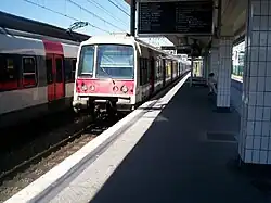 Trem MI 79 da linha B na plataforma.