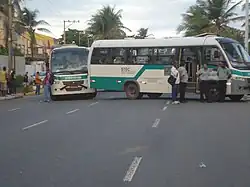 Veículos do STEC atravessados na rua.