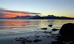 Hora do meio-dia no inverno em Kvaløya.