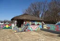 alt casa decorada com os grafismos dos andebeles