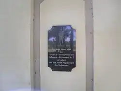 Placa comemorativa à esquerda