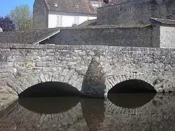 A ponte de la Corne perto do castelo sobre o École.