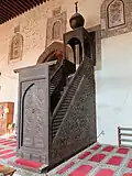 Mimbar de madeira presenteado à Mesquita de al-Salih Talai por Baktimur al-Jugandar por volta de 1300; um dos mais antigos mimbares mamelucos sobreviventes.[64]