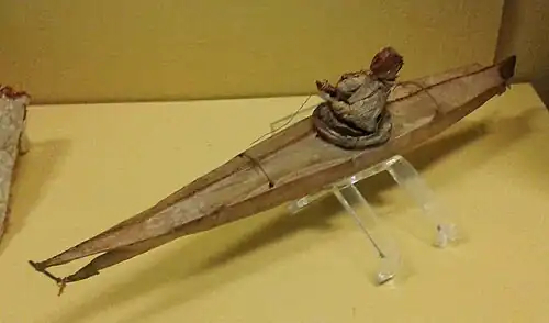 Miniatura de caiaque feita em couro. Ilhas Aleutas, s.d.