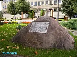 Monumento comemorativo da formação do condado em 1954