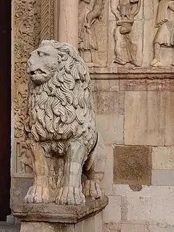 Leão à entrada da Catedral de Modena.