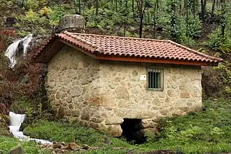 Azenha próxima de Mós