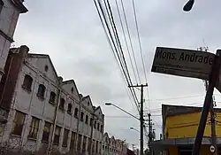 Detalhes da simetria da fachada industrial