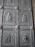 Pormenor da Porta Norte da Catedral de Monreale (c. 1190), feita pelo artista Barisano de Trani, é constituída por vinte e oito painéis representando quarenta e duas figuras, mas mostrando uma intenção escultórica maior do que nas suas portas anteriores.