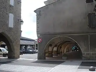Arcadas no centro de Monségur
