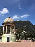 Monserrate desde o parque dos Jornalistas. Em primeiro plano, o templete do Libertador