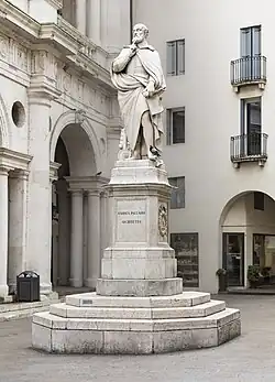 Monumento a Andrea Palladio com as loggias da Basilica em fundo.