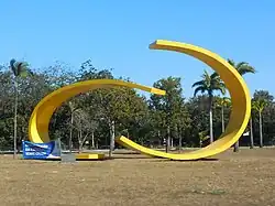 Monumento Tomie Ohtake (2004) em Ipatinga, Minas Gerais.