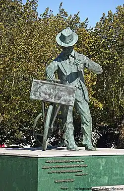 Monumento ao Ourives Ambulante, inaugurado em 1990 em Febres, Cantanhede, Coimbra.[3]