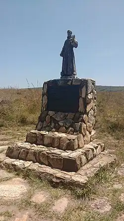 Fotografia com monumento a Francisco de Assis na nascente do rio, na Serra da Canastra.