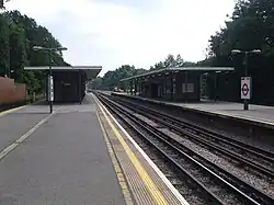 Plataforma lenta em direção ao norte (todas as estações) voltada para o sul (plataforma 3)