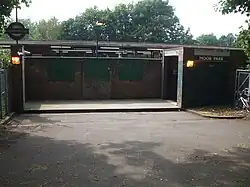 Entrada traseira no lado com destino a Londres, na trilha para Sandy Lodge