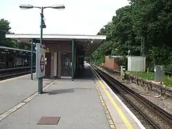 Plataforma lenta em direção ao sul (todas as estações) voltada para o norte (plataforma 4)