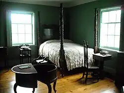 Um dos quartos da mansão