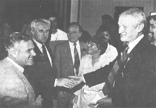 Cerimônia de inauguração da Casa Helen Keller, reformada em Tel Aviv em 1987, após financiamento para as reformas do filantropo Leon Moe. Da esquerda para a direita: Chaim Apter, ex-presidente da Acha e secretário da Organização Mundial dos Judeus Surdos; o prefeito de Tel Aviv, Shlomo Lahat; Moshe Shem Tov; Chava Savir, CEO da Acha; Leon Moe; Yehuda Zino, diretor da Casa Helen Keller.[11]