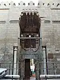 Portal de entrada com dossel plano de muqarnas na Mesquita de Amir Ulmas Alhajibe (1330).