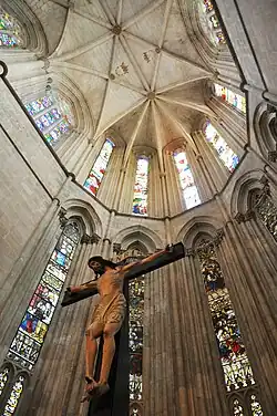 Altar e Nave no Mosteiro da Batalha, Portugal. (Iniciado em 1387)