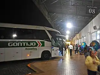 Movimento noturno no ponto de apoio de Realeza, polo de empresas de ônibus, postos de gasolina e restaurantes.