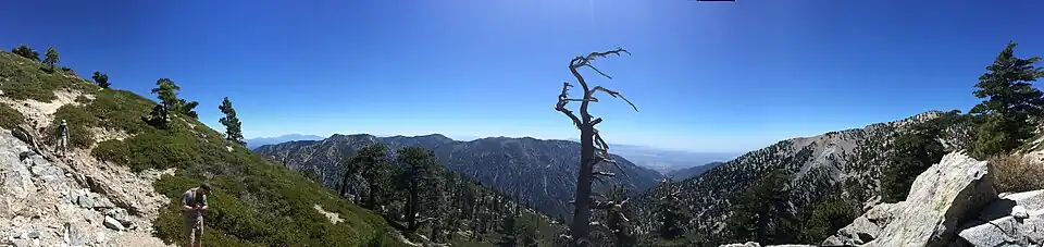 Panorama para sul, na direção de Los Angeles, mesmo abaixo do cume