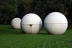 Giant Pool Balls (1977) por Claes Oldenburg e Coosje van Bruggen para Skulptur Projekte Münster, Münster