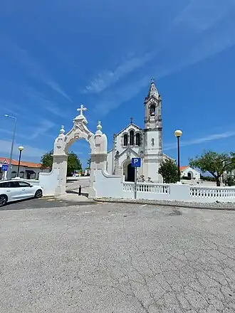 Muro com pórtico retalhado e Igreja Paroquial de Santa Catarina da Serra