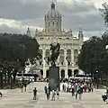 Estátua equestre do José Martí sendo atingido.