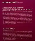 Placa informativa sobre a exposição de 2017 e 2018, "A Pele Enferma: Augusto Esteves e o museu de cera".
